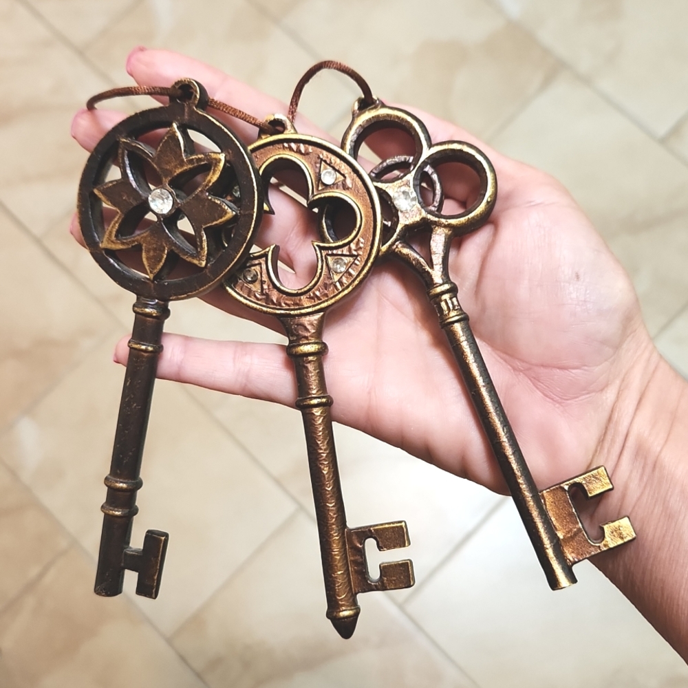 Anthropologie Antique Brass Key Trio Decorative Wall Hanging